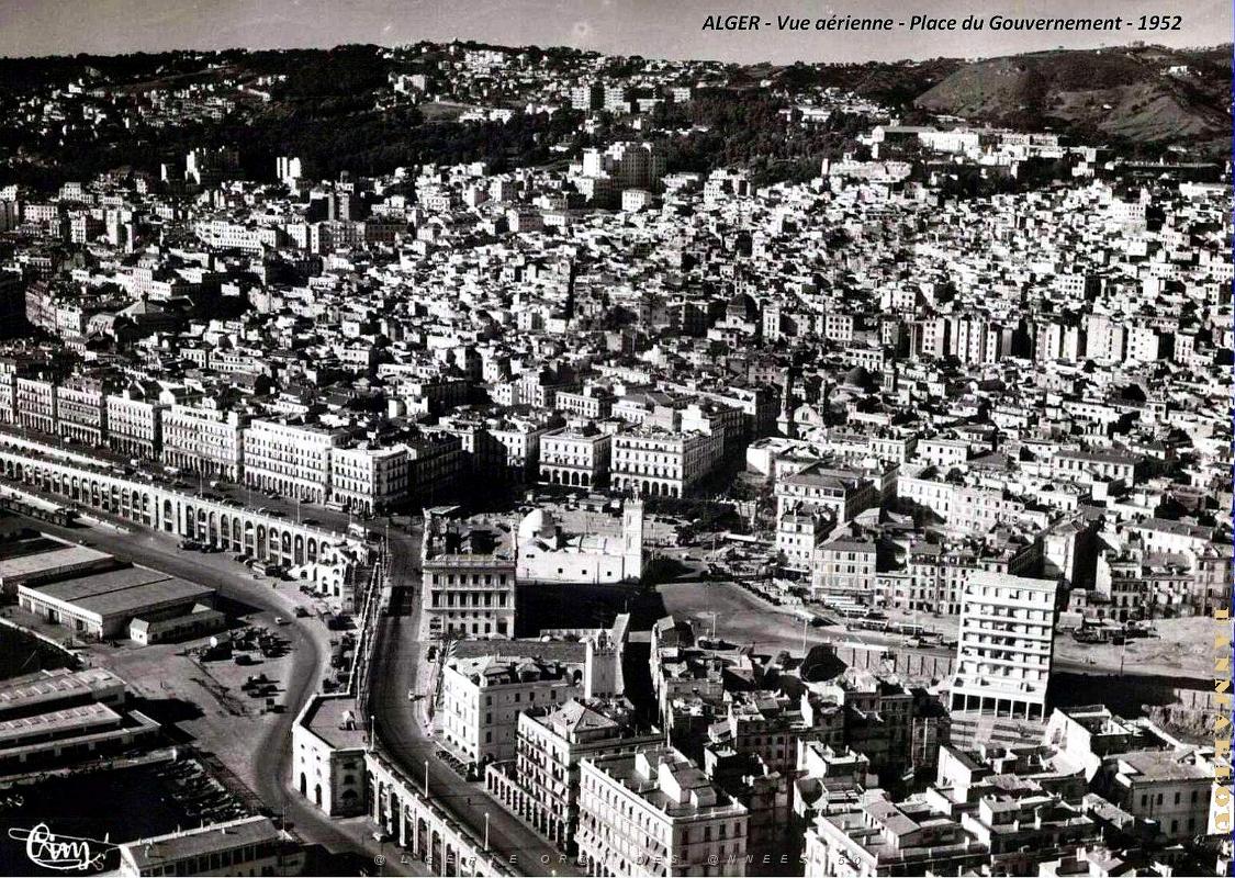 Alger - Vue Aerienne - Centre - Place du Gouvernement - 1952.jpg